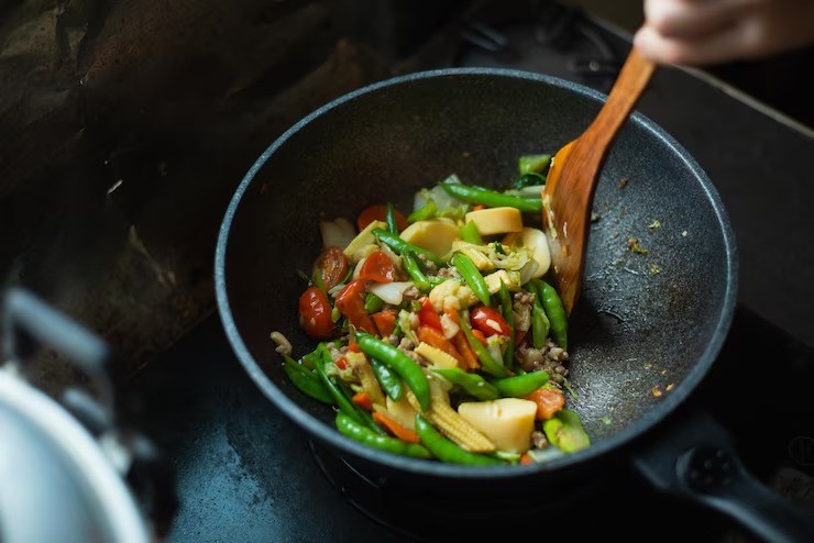 cara menghangatkan makanan sisa, tips panaskan nasi agar tidak keras, panaskan pizza agar renyah, cara memanaskan pasta, food waste solusi, trik dapur ibu muda, menghemat makanan di rumah